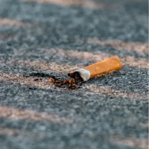 Des cendriers sur pied installés dans les rues de Lille