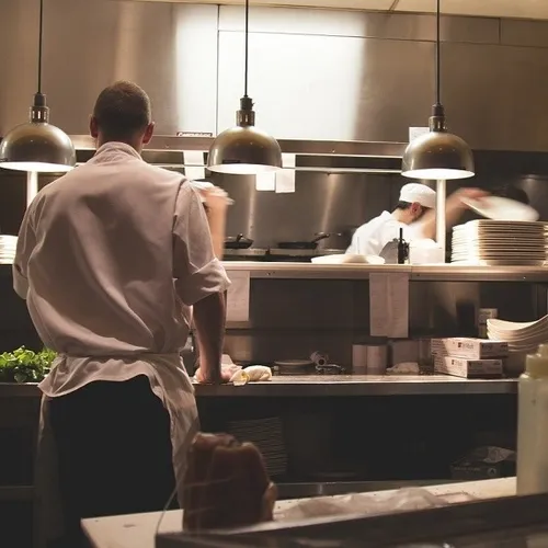 RECETTE DU JOUR - Tartare de canard, chutney de fraises et salade...
