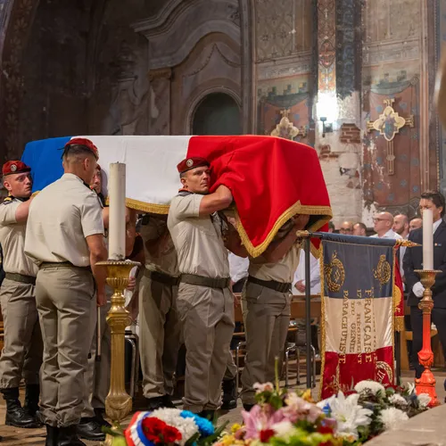 Le cerceuil porté à l'église Saint Jacques