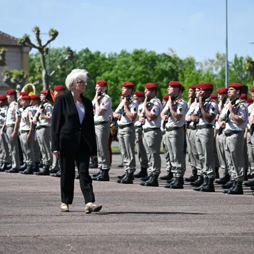 La ministre des armées Catherine Vautrin devant les militaires du 17e