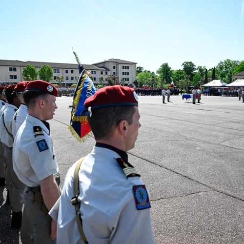 Les soldats du 17e en rang pendant l'hommage et la cérémonie