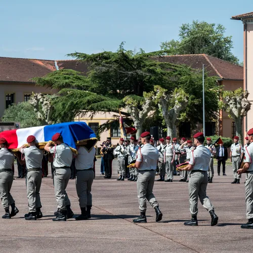 Le départ du cerceuil après la cérémonie