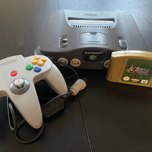 une Nintendo 64 fonctionnelle avec une cartouche collector doré Zelda Ocarina of Time