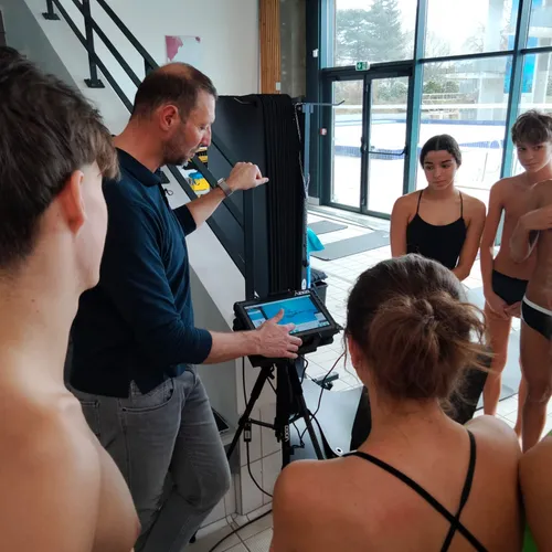 Les nageurs du MN82 écoutent le débrief d'Alain Bernard avec Vogoscope