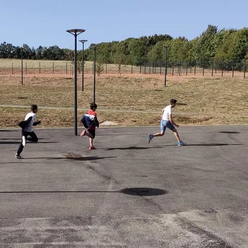 La cour du collège de La Cavalerie (Aveyron)