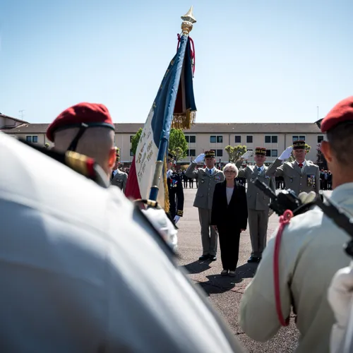 Les soldats du 17e face à Catherine Vautrin