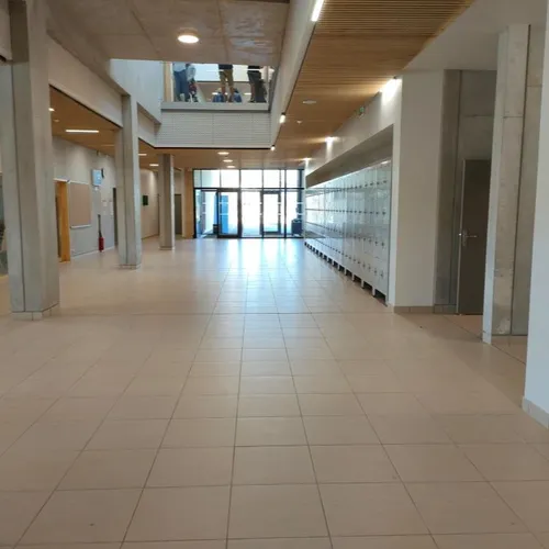Le hall d'entrée du collège du Larzac, à La Cavalerie (Aveyron).