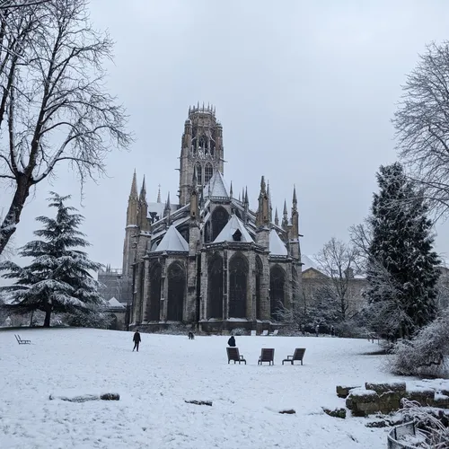 Rouen se réveille sous la neige