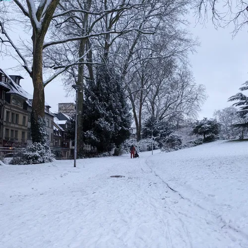 Rouen se réveille sous la neige