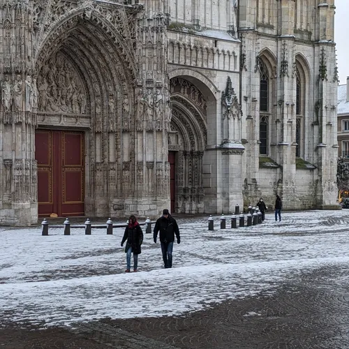 Rouen se réveille sous la neige