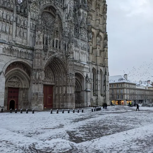 Rouen se réveille sous la neige