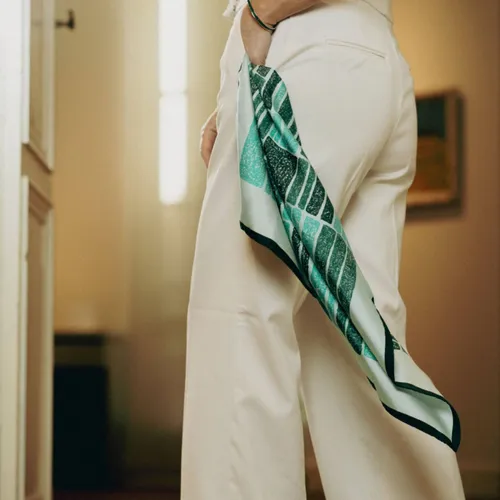 Collioure : Faire du carré de soie un véritable objet d'art.