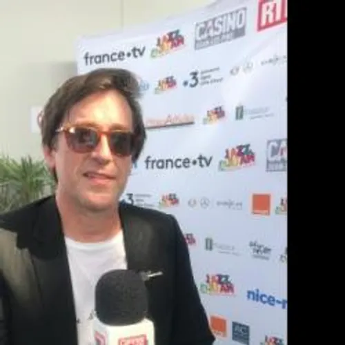 THOMAS DUTRONC ET SES GUITARES MANOUCHE A JAZZ A JUAN