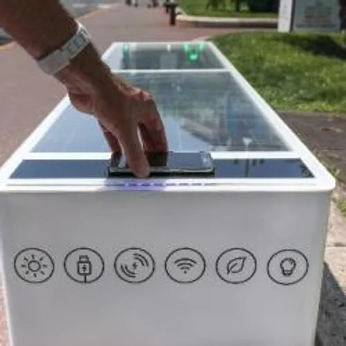 CANNES : VILLE CONNECTÉE JUSQU'AU BOUT DES .. BANCS !