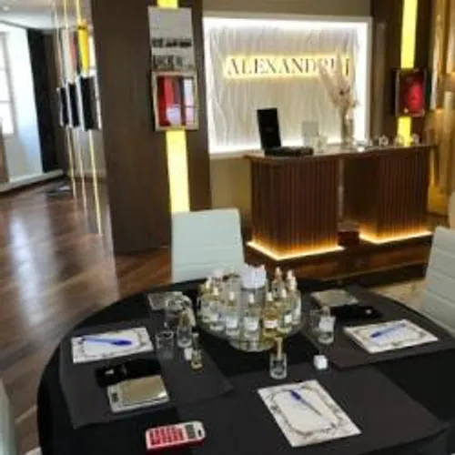 RÉALISEZ VOTRE PROPRE PARFUM À CANNES AVEC ALEXANDRE J (ITW)