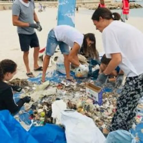 VASTE OPERATION DE NETTOYAGE SUR LA PLAGE ZAMENHOF A CANNES