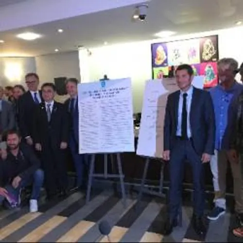 SIGNATURE A CANNES D'UNE CHARTE DE PREVENTION AU RISQUE DE TSUNAMI