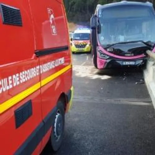 PAS DE TRAM ET PEU DE BUS A NICE. ENVIBUS A L'ARRET A ANTIBES