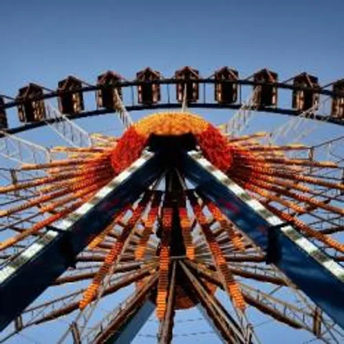 UNE FEMME SE JETTE DANS LE VIDE DEPUIS UNE NACELLE DE LA GRANDE...