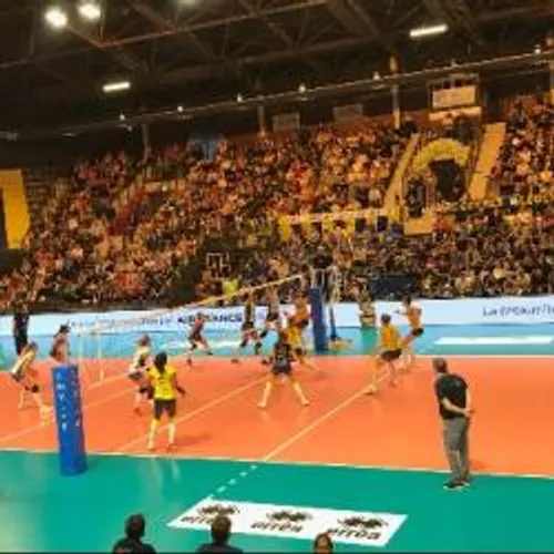 DES BASKETTEURS A HUIS-CLOS MAIS DES VOLLEYEUSES DEVANT LEURS...