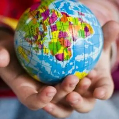 LA PANDÉMIE À TRAVERS LE GLOBE