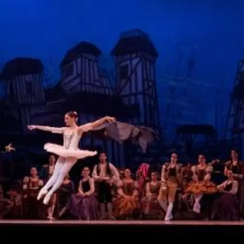 EMMANUEL MACRON DEVOILE UN PLAN D'AIDE POUR LA CULTURE