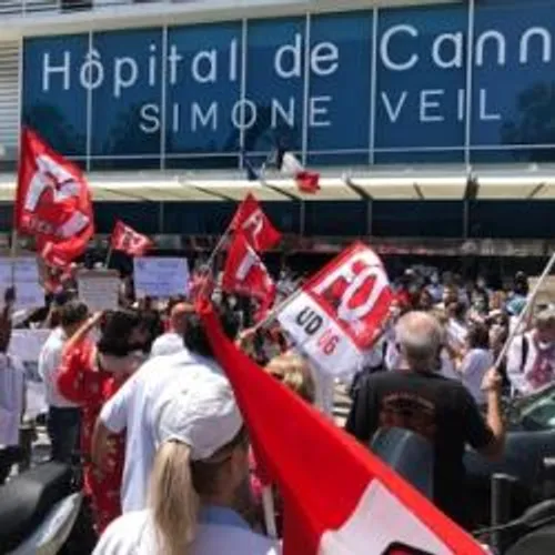 LES BLOUSES BLANCHES CRIENT LEUR COLERE A CANNES ET A NICE
