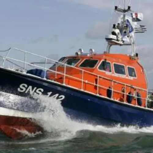 UN ENFANT DE 9 ANS PERD LA VIE DANS LE NAUFRAGE D'UN BATEAU AU CAP...