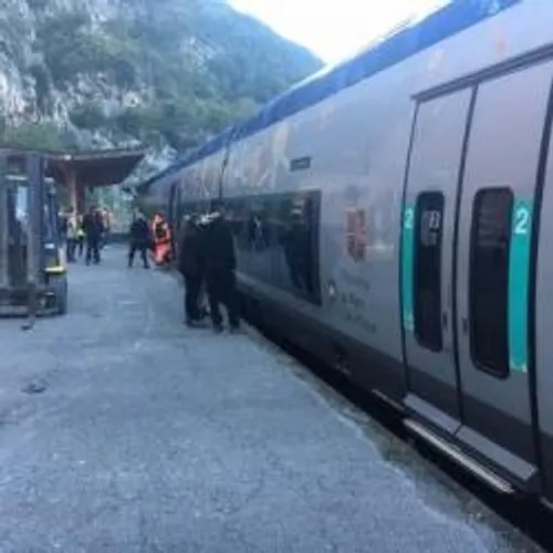 ARRIVEE DU TRAIN A ST DALMAS MAIS TENDE TOUJOURS ISOLEE