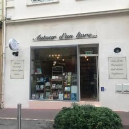 CANNES: LA LIBRAIRIE INDEPENDANTE "AUTOUR D'UN LIVRE"  RESISTE A LA...