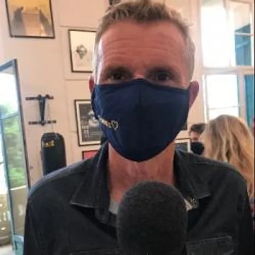 DENIS BROGNIART RAVI DU TOURNAGE DE NINJA WARRIOR A CANNES