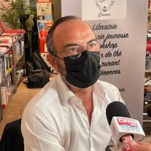 EDOUARD PHILIPPE A LA RENCONTRE DE SES LECTEURS A LA LIBRAIRIE...