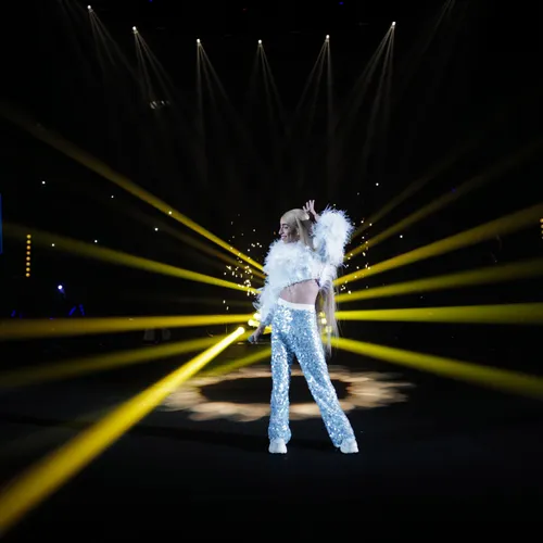 BILAL HASSANI "Je danse encore" (Live)