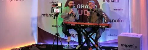 Marc Fichel son live dans le grand studio de Mona FM