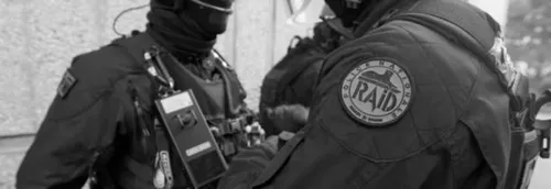 Journal 12h – Un policier blessé lors d’une intervention du Raid...