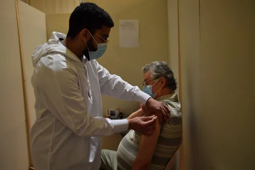 Journal 9h - Des centres de vaccination ouvrent pour faire face à...