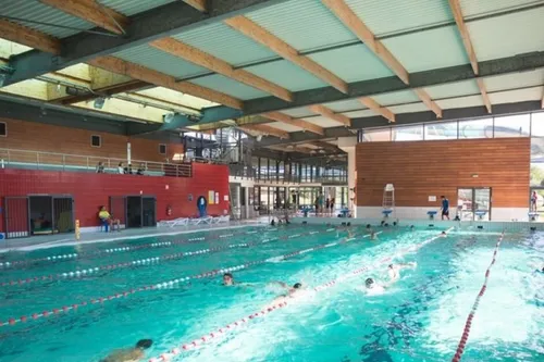Journal 12h - Une trentaine de piscines fermées en France dont...