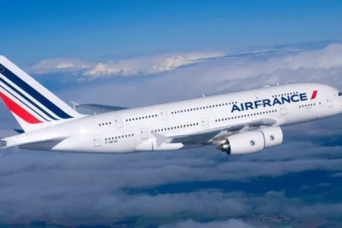 Journal 12h - Air France annule la moitié de ses vols court et...