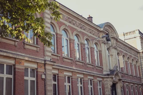 Journal 12h - Un journaliste diplômé de l'ESJ de Lille emprisonné...