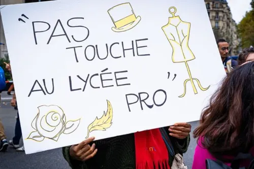 Journal 12h - Une manifestation hier à Lille contre la réforme des...