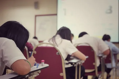 Journal 12h - Les épreuves de spécialité du Bac déjà au menu de...
