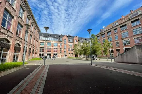 Journal 12h - Plusieurs lycées du Nord visés par des alertes à la...