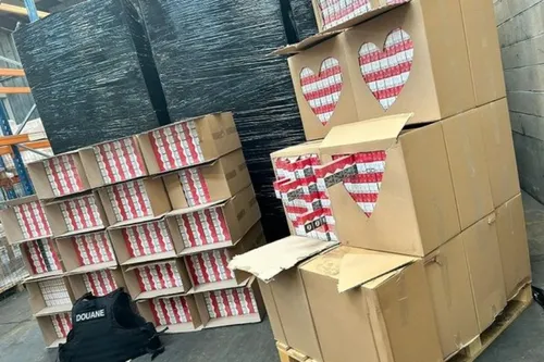 Journal 9h - 13 tonnes de cigarettes de contrebande saisies dans...