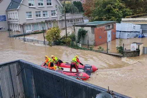 Journal 9h - L'eau continue de monter dans le Pas de Calais,...