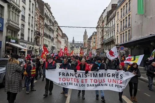 Journal 9h - Des manifestations hier contre la loi immigration,...
