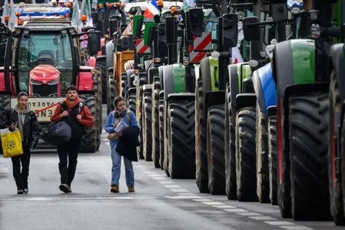 Journal 9h - Des blocages d'agriculteurs à la frontière belge,...