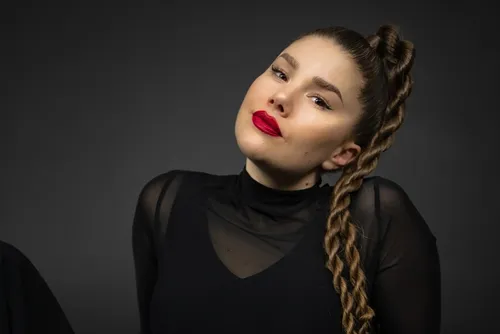 DAYSY vient de sortir son EP "Comme je suis". Elle est aussi à...