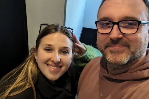 Helena nous parle de son premier single , de la tournée de la Star...