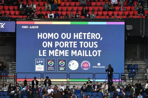 Journal 7h - Lutte contre l'homophobie : une plainte déposée contre...