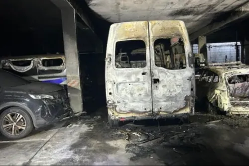 Journal 9h - 17 voitures de police détruites par un incendie a...
